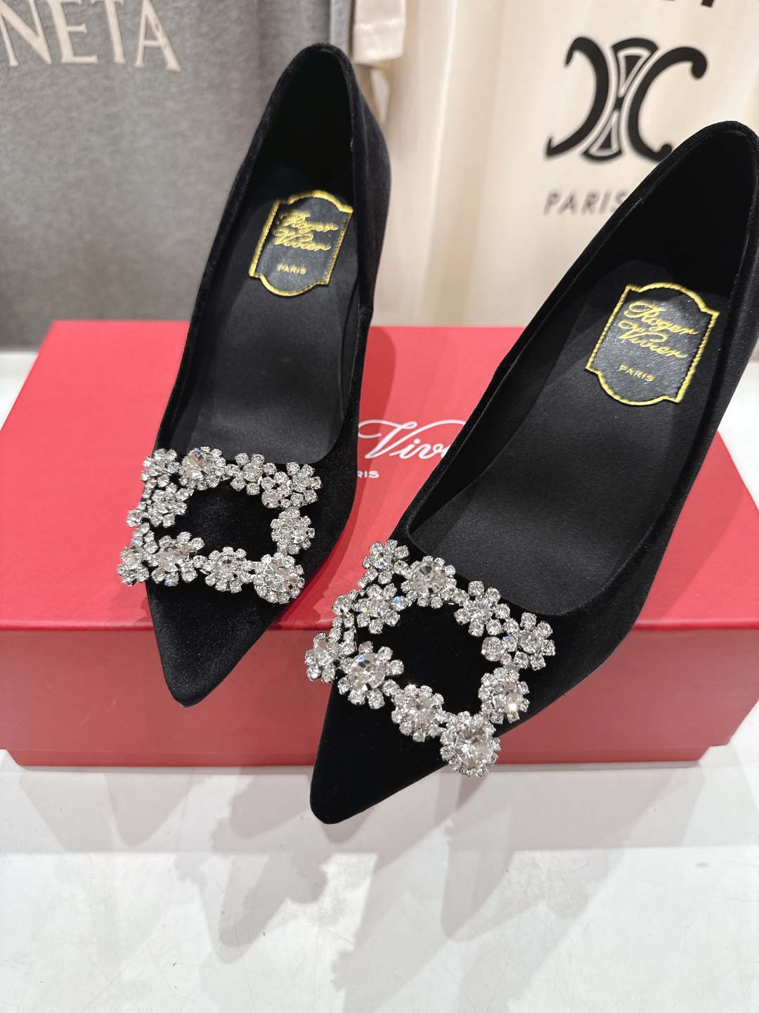 高版本出厂
 Roger vivier RV2025ss新款玛丽珍钻扣尖头高跟鞋单鞋
上脚超好看的一款高