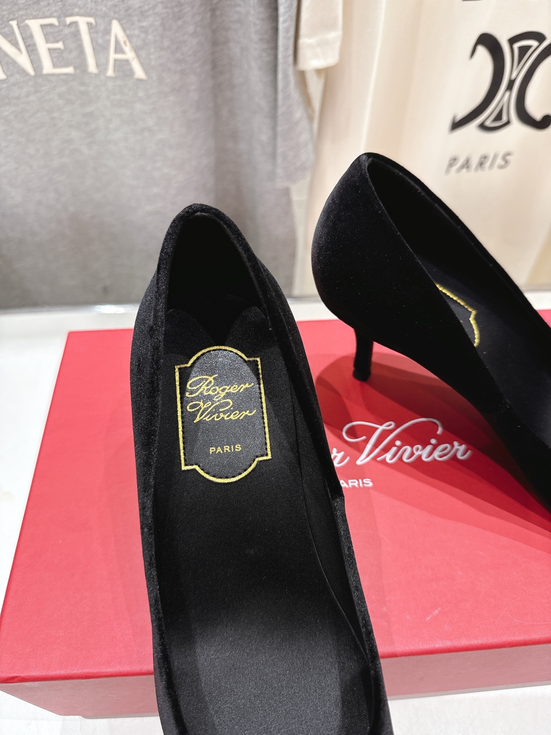 高版本出厂
 Roger vivier RV2025ss新款玛丽珍钻扣尖头高跟鞋单鞋
上脚超好看的一款高