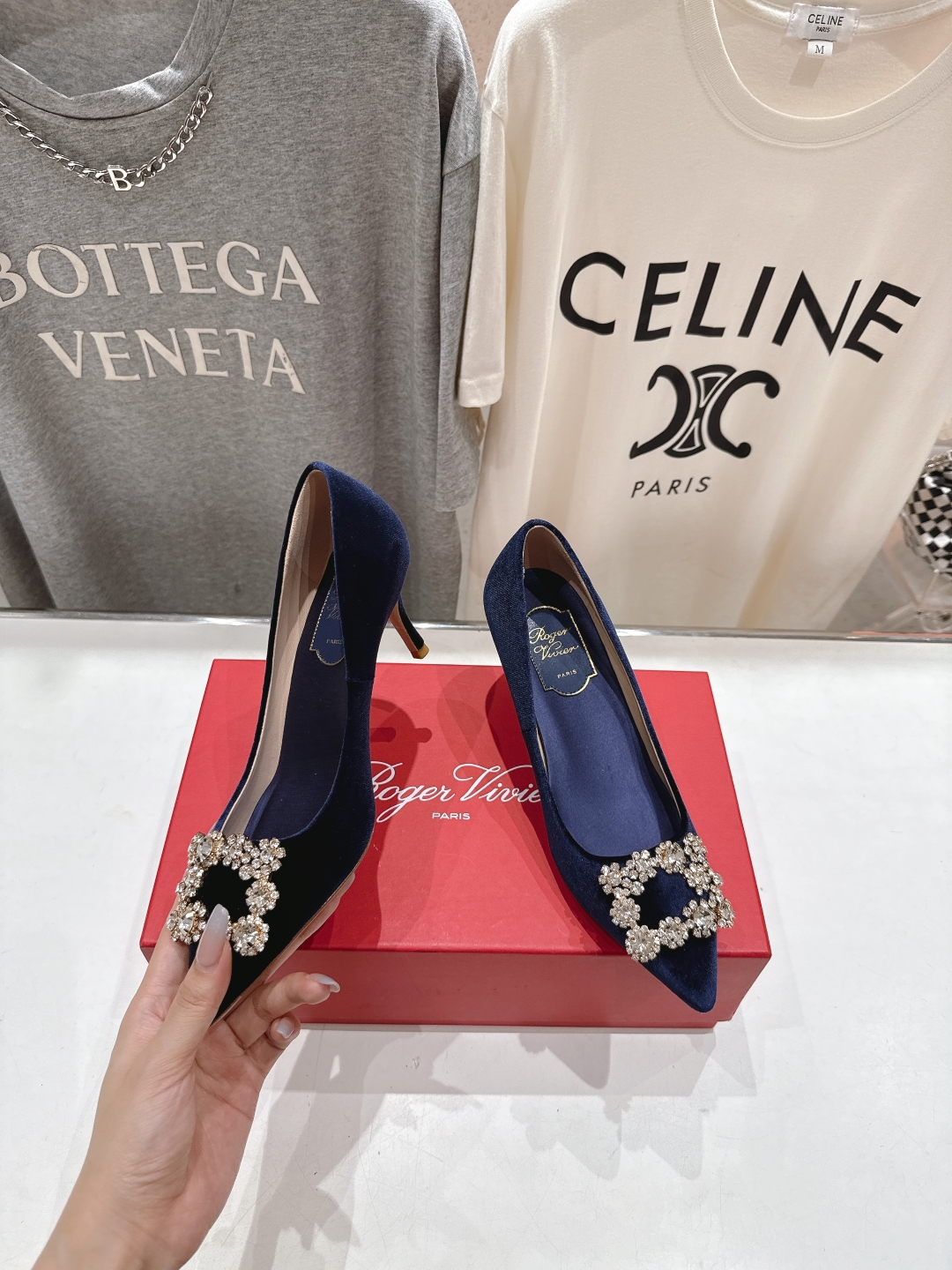 高版本出厂
 Roger vivier RV2025ss新款玛丽珍钻扣尖头高跟鞋单鞋
上脚超好看的一款高