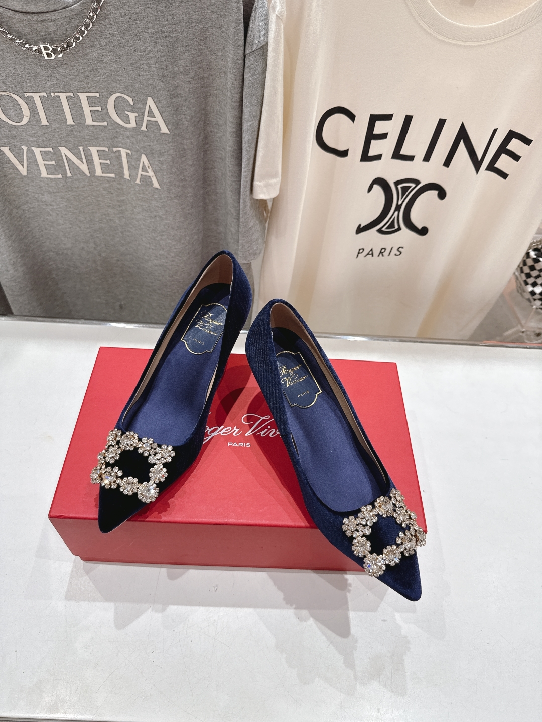 高版本出厂
 Roger vivier RV2025ss新款玛丽珍钻扣尖头高跟鞋单鞋
上脚超好看的一款高