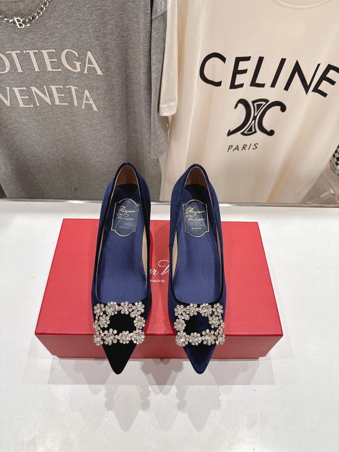 高版本出厂
 Roger vivier RV2025ss新款玛丽珍钻扣尖头高跟鞋单鞋
上脚超好看的一款高