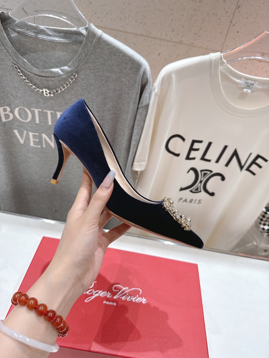 高版本出厂
 Roger vivier RV2025ss新款玛丽珍钻扣尖头高跟鞋单鞋
上脚超好看的一款高