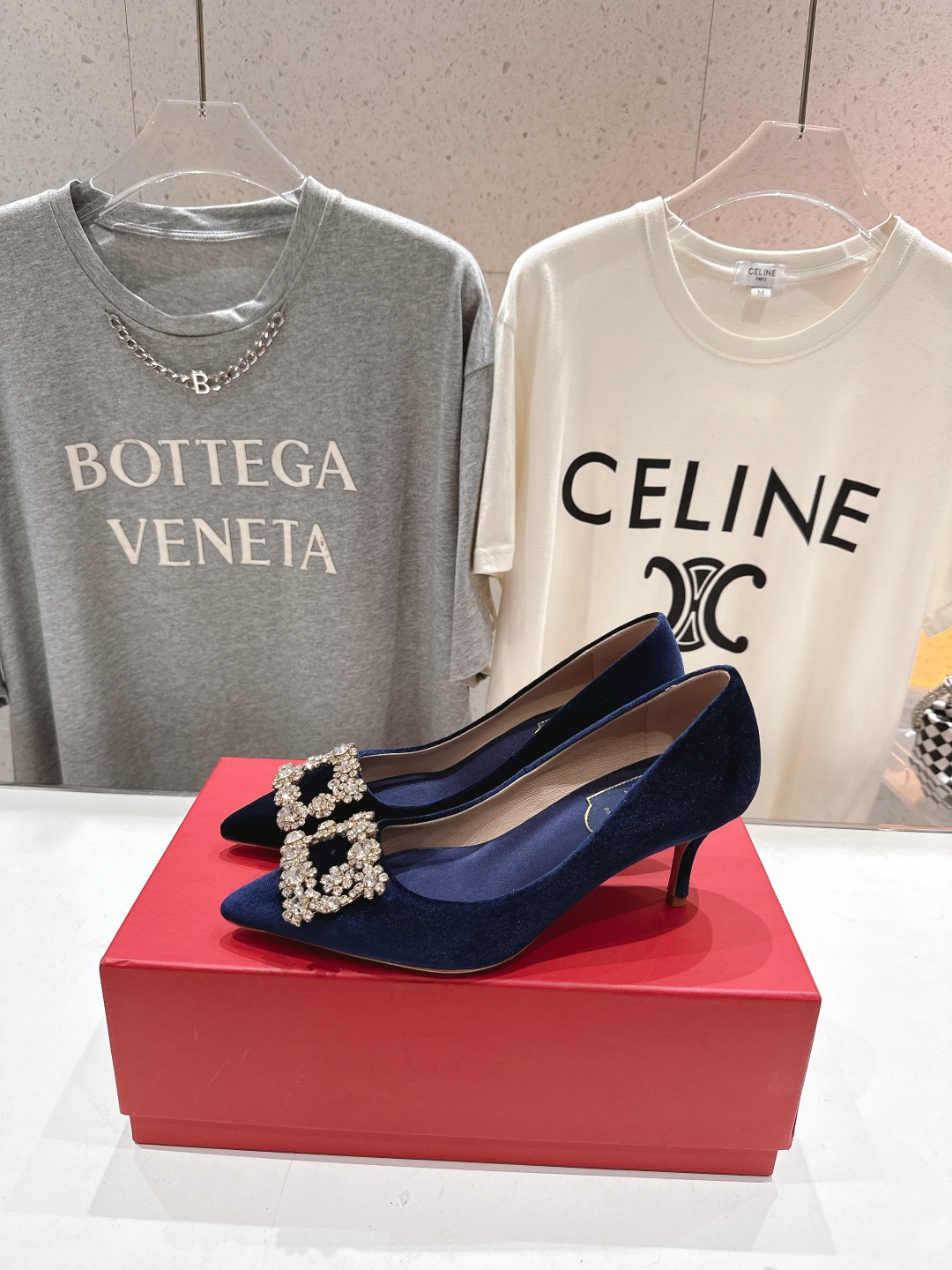 高版本出厂
 Roger vivier RV2025ss新款玛丽珍钻扣尖头高跟鞋单鞋
上脚超好看的一款高