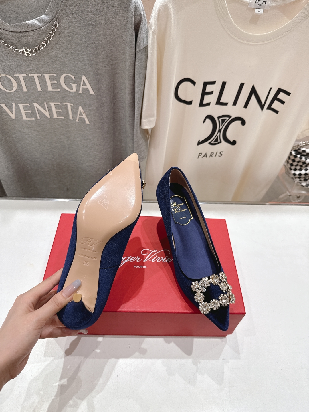 高版本出厂
 Roger vivier RV2025ss新款玛丽珍钻扣尖头高跟鞋单鞋
上脚超好看的一款高