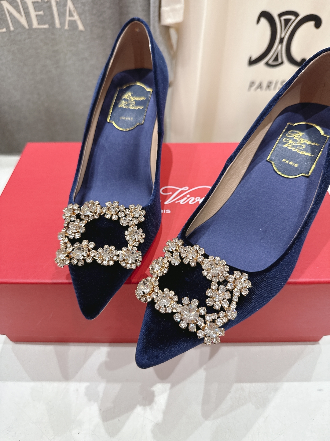 高版本出厂
 Roger vivier RV2025ss新款玛丽珍钻扣尖头高跟鞋单鞋
上脚超好看的一款高