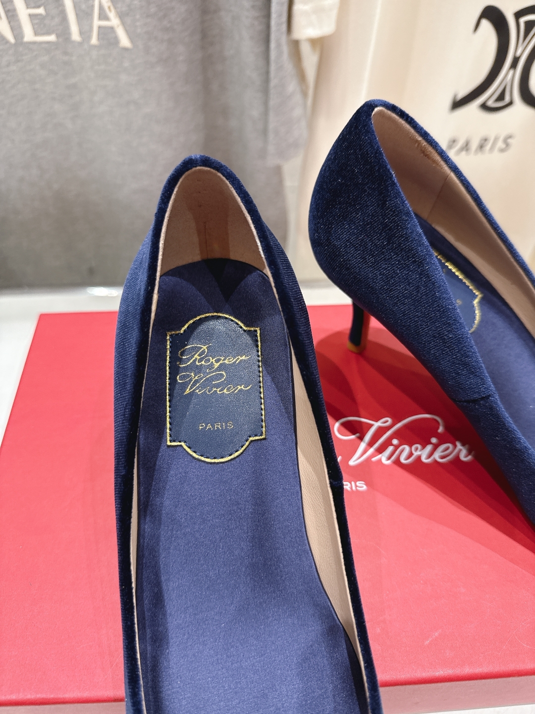 高版本出厂
 Roger vivier RV2025ss新款玛丽珍钻扣尖头高跟鞋单鞋
上脚超好看的一款高