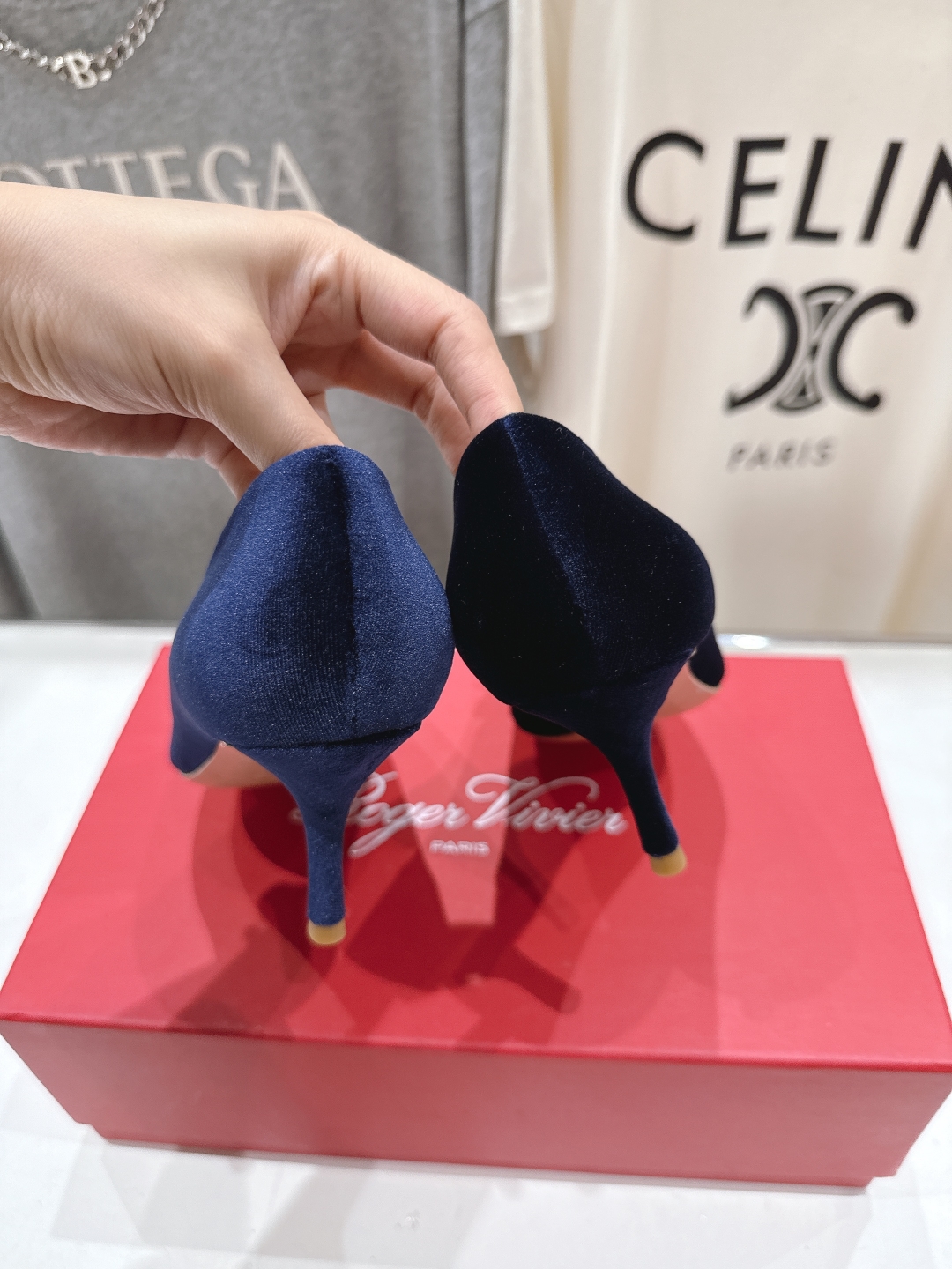 高版本出厂
 Roger vivier RV2025ss新款玛丽珍钻扣尖头高跟鞋单鞋
上脚超好看的一款高