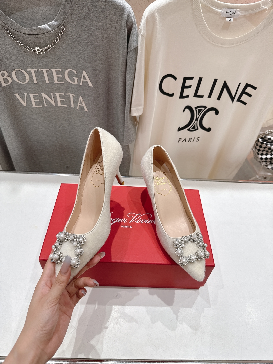 高版本出厂
 Roger vivier RV2025ss新款玛丽珍钻扣尖头高跟鞋单鞋
上脚超好看的一款高