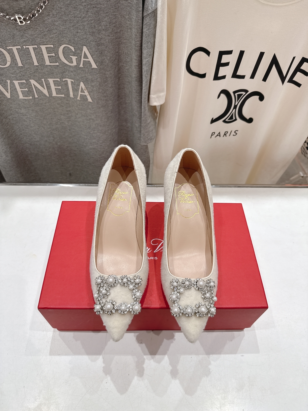 高版本出厂
 Roger vivier RV2025ss新款玛丽珍钻扣尖头高跟鞋单鞋
上脚超好看的一款高