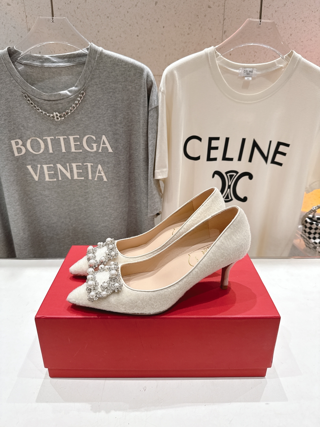 高版本出厂
 Roger vivier RV2025ss新款玛丽珍钻扣尖头高跟鞋单鞋
上脚超好看的一款高