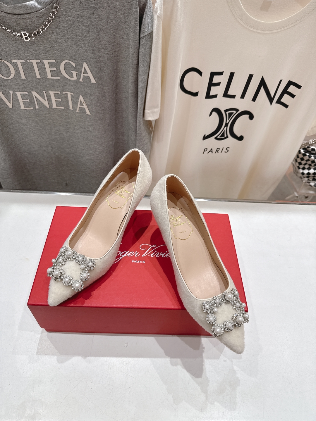 高版本出厂
 Roger vivier RV2025ss新款玛丽珍钻扣尖头高跟鞋单鞋
上脚超好看的一款高
