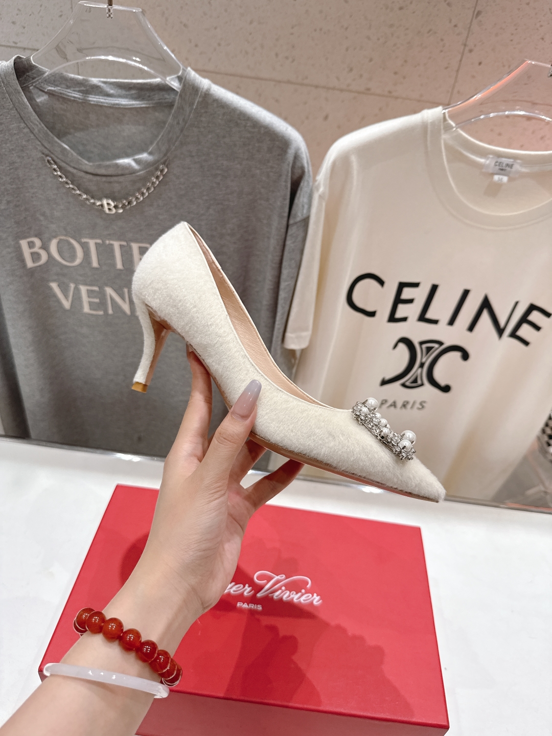 高版本出厂
 Roger vivier RV2025ss新款玛丽珍钻扣尖头高跟鞋单鞋
上脚超好看的一款高