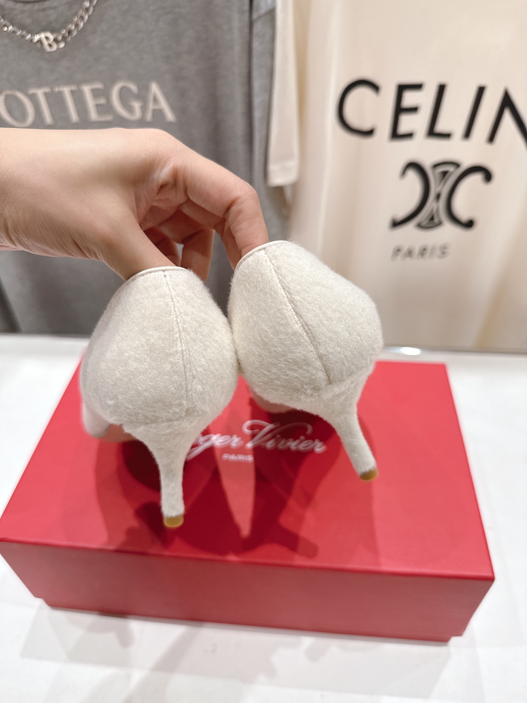 高版本出厂
 Roger vivier RV2025ss新款玛丽珍钻扣尖头高跟鞋单鞋
上脚超好看的一款高