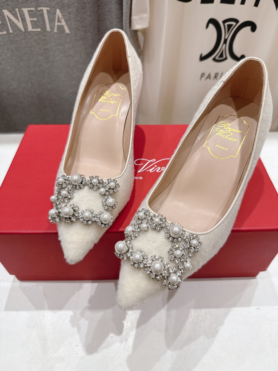 高版本出厂
 Roger vivier RV2025ss新款玛丽珍钻扣尖头高跟鞋单鞋
上脚超好看的一款高