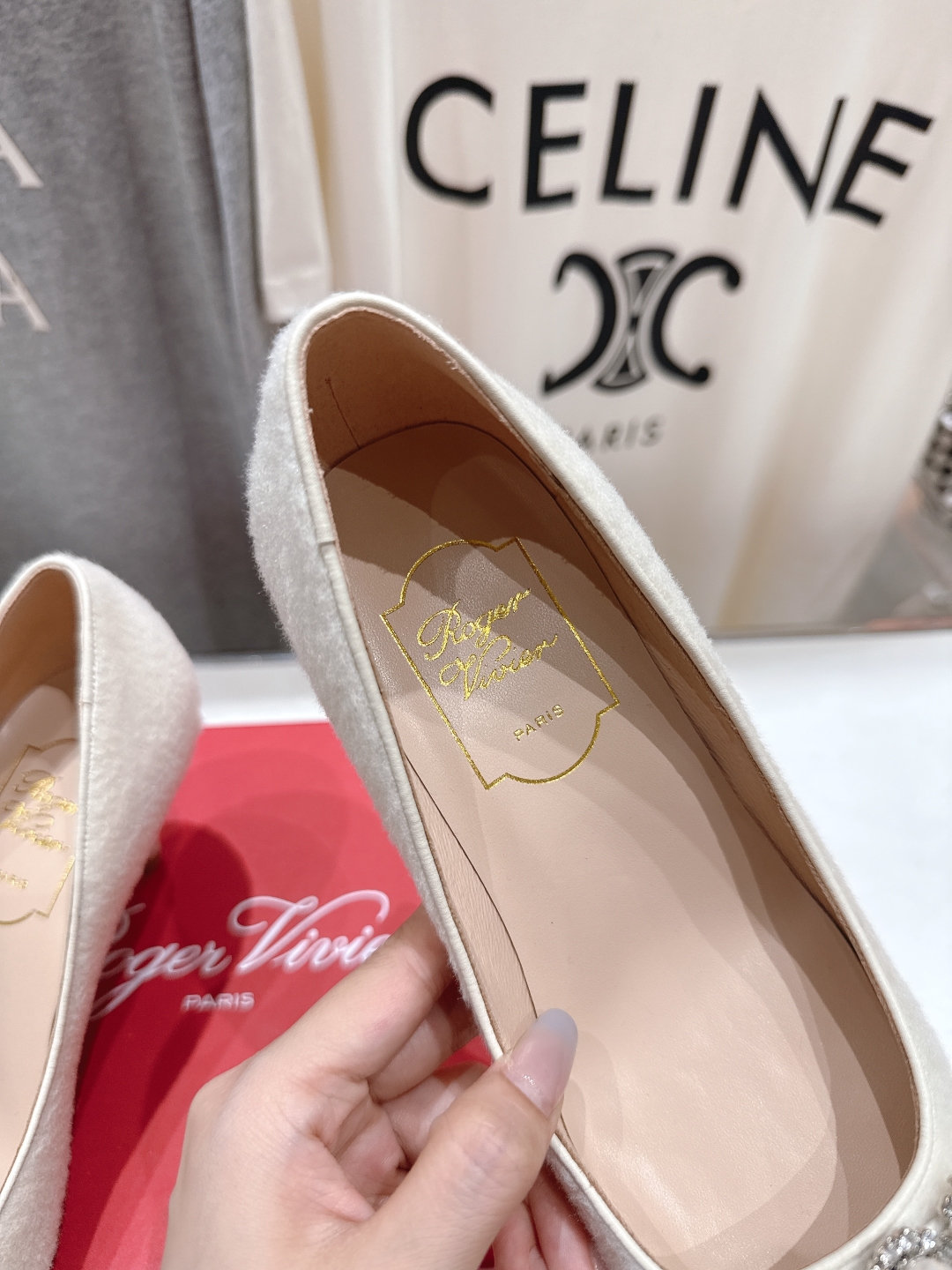 高版本出厂
 Roger vivier RV2025ss新款玛丽珍钻扣尖头高跟鞋单鞋
上脚超好看的一款高