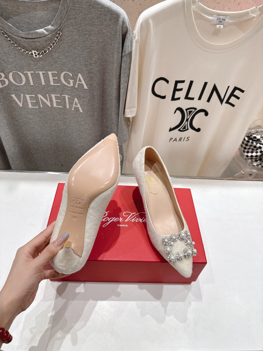 高版本出厂
 Roger vivier RV2025ss新款玛丽珍钻扣尖头高跟鞋单鞋
上脚超好看的一款高