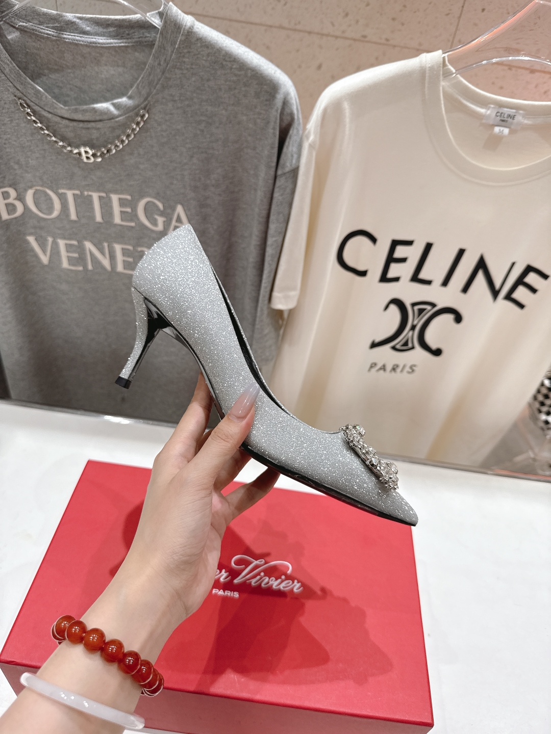 高版本出厂
 Roger vivier RV2025ss新款玛丽珍钻扣尖头高跟鞋单鞋
上脚超好看的一款高
