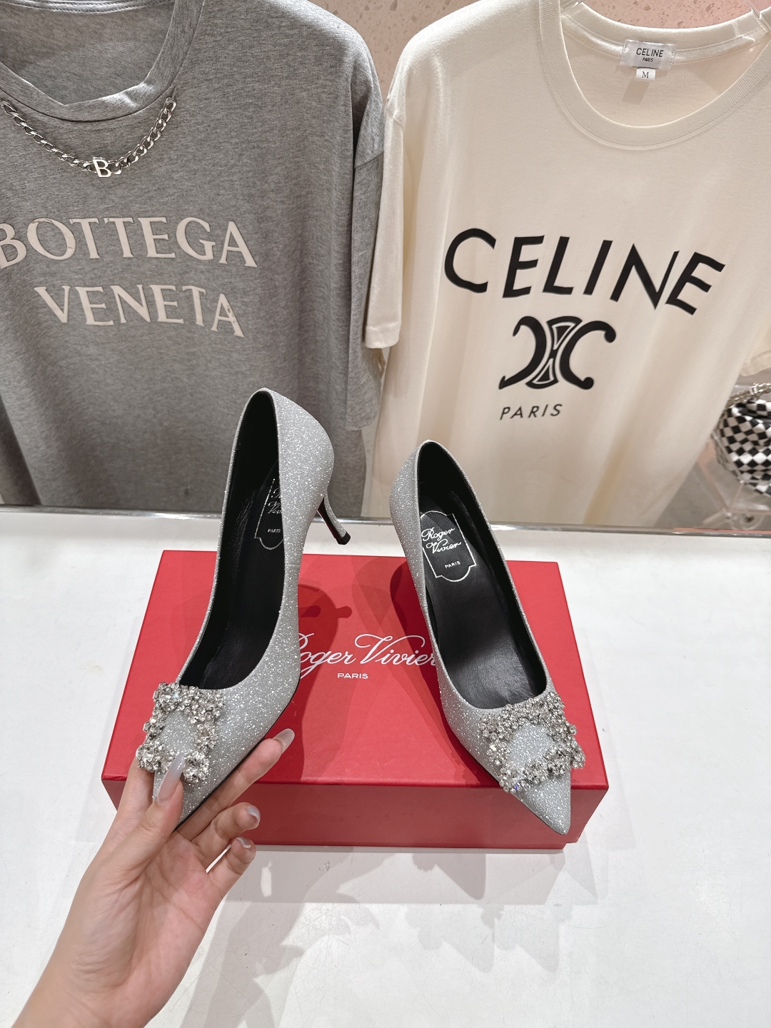 高版本出厂
 Roger vivier RV2025ss新款玛丽珍钻扣尖头高跟鞋单鞋
上脚超好看的一款高