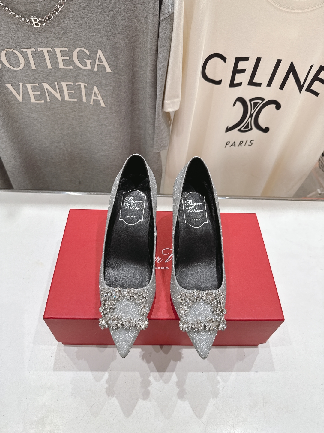 高版本出厂
 Roger vivier RV2025ss新款玛丽珍钻扣尖头高跟鞋单鞋
上脚超好看的一款高