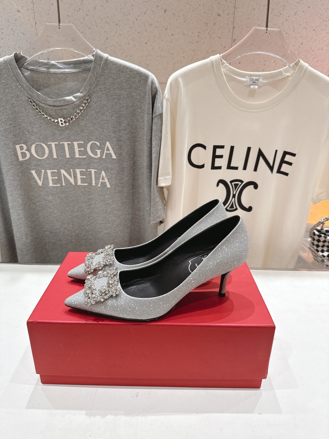 高版本出厂
 Roger vivier RV2025ss新款玛丽珍钻扣尖头高跟鞋单鞋
上脚超好看的一款高