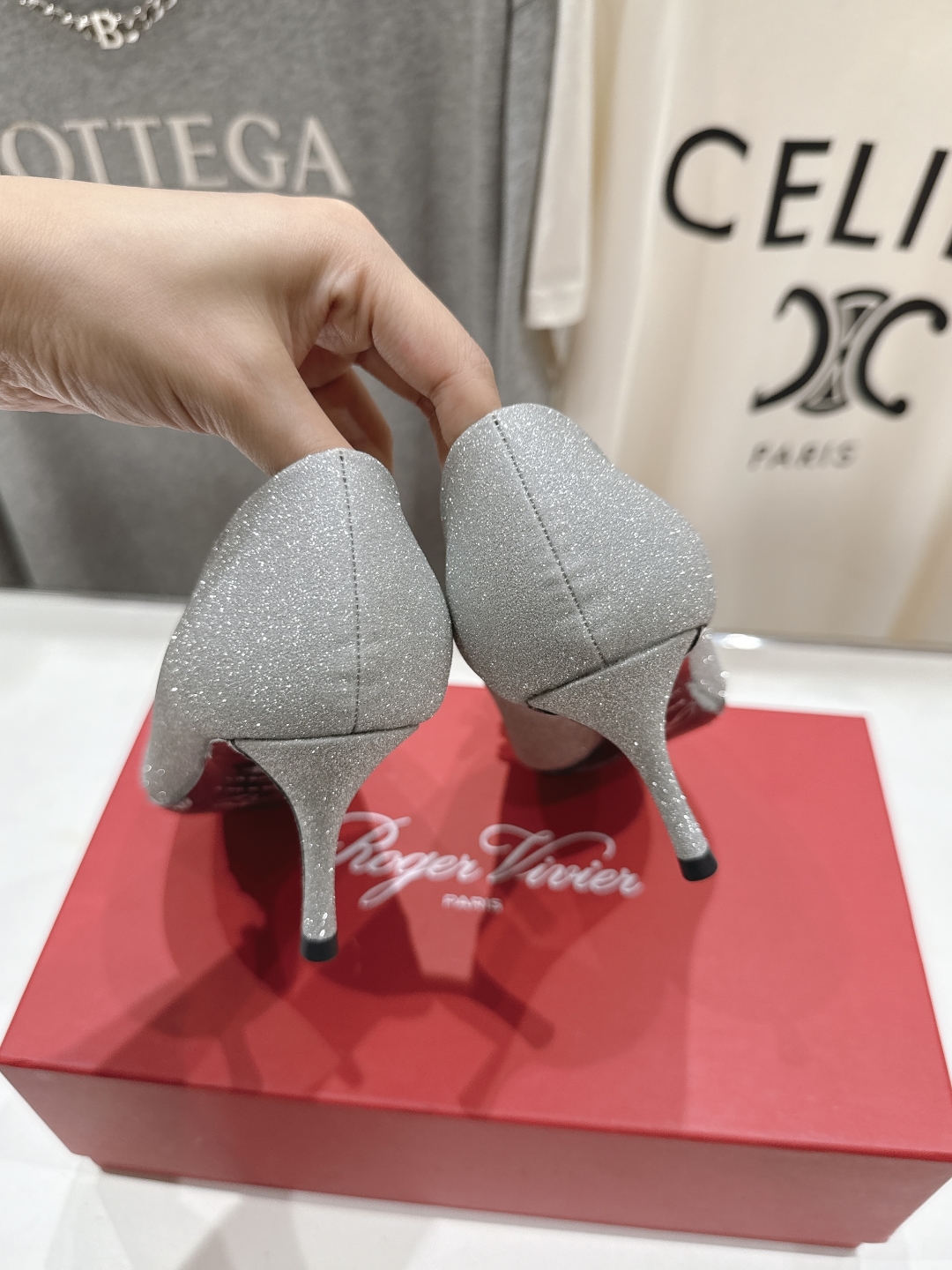 高版本出厂
 Roger vivier RV2025ss新款玛丽珍钻扣尖头高跟鞋单鞋
上脚超好看的一款高