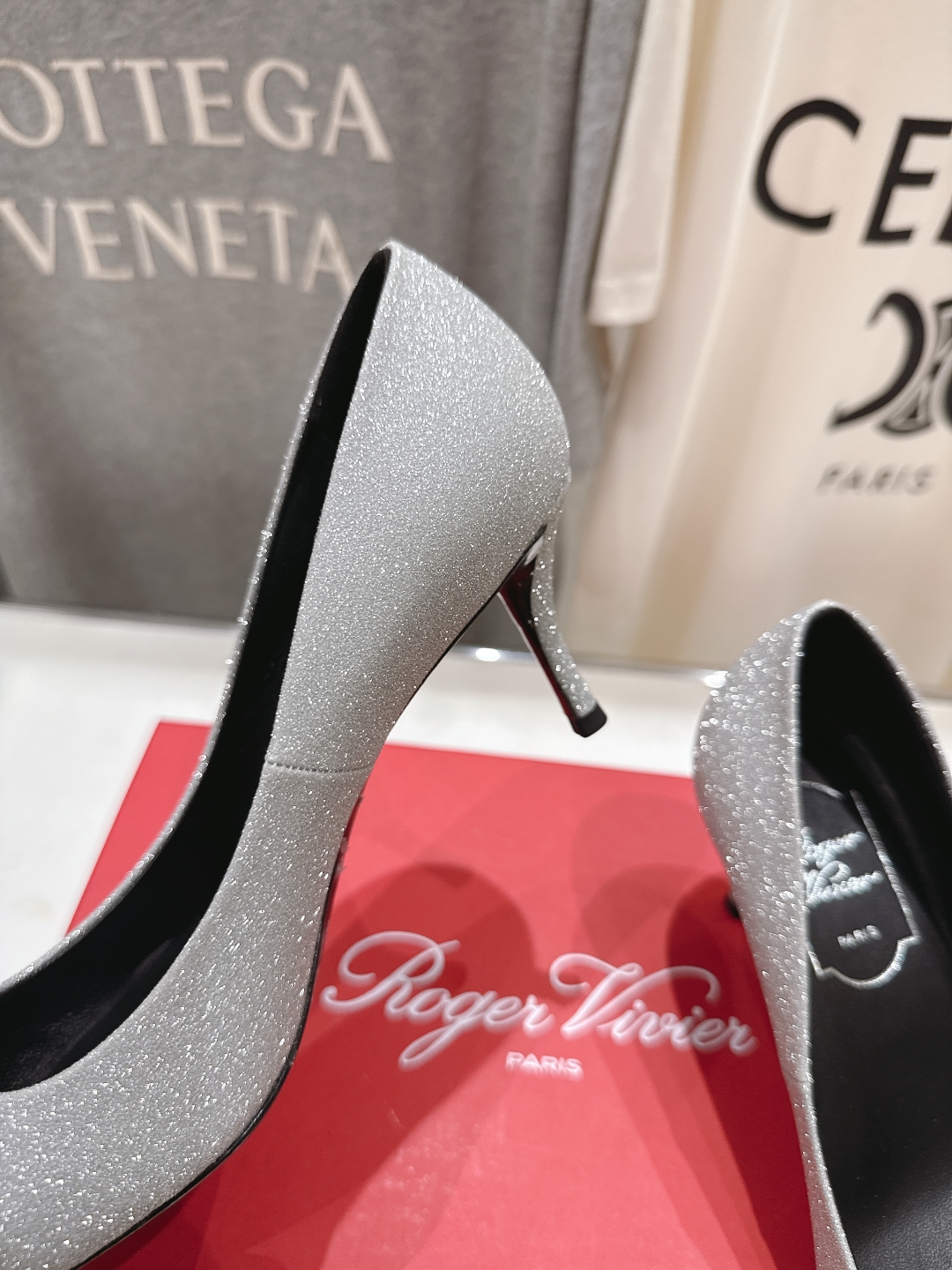 高版本出厂
 Roger vivier RV2025ss新款玛丽珍钻扣尖头高跟鞋单鞋
上脚超好看的一款高