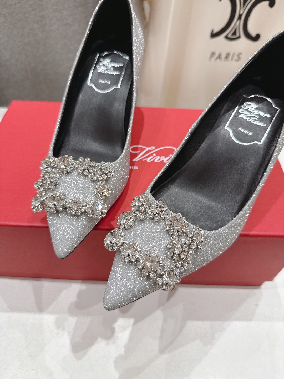 高版本出厂
 Roger vivier RV2025ss新款玛丽珍钻扣尖头高跟鞋单鞋
上脚超好看的一款高