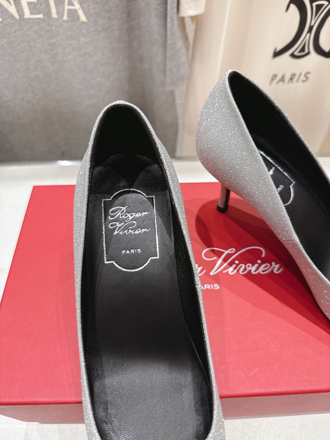高版本出厂
 Roger vivier RV2025ss新款玛丽珍钻扣尖头高跟鞋单鞋
上脚超好看的一款高