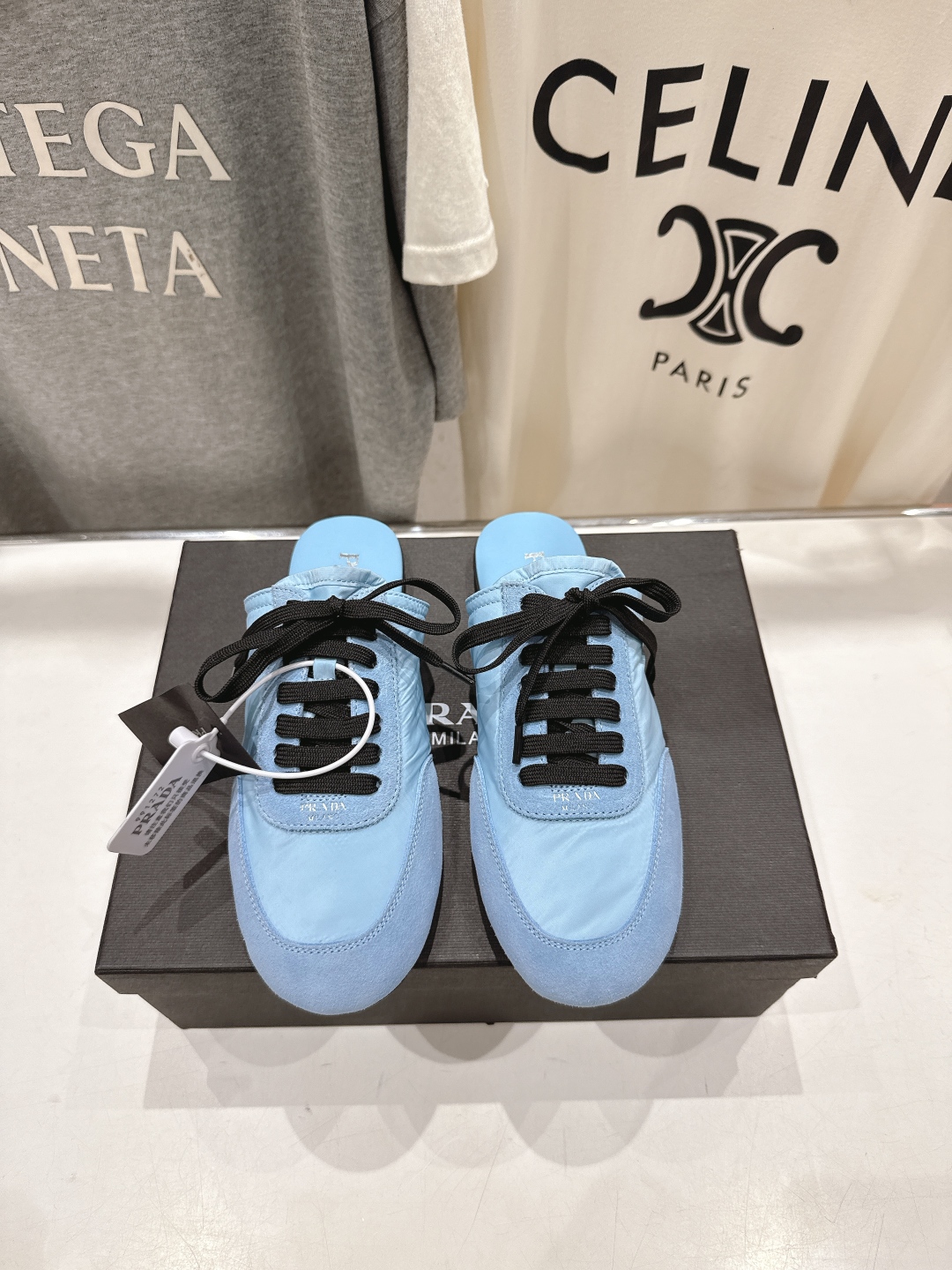 高版本出厂  半托
  Prada*普拉达P家25ssfw～new新款绑带休闲鞋，低调奢华懒人鞋，富人的