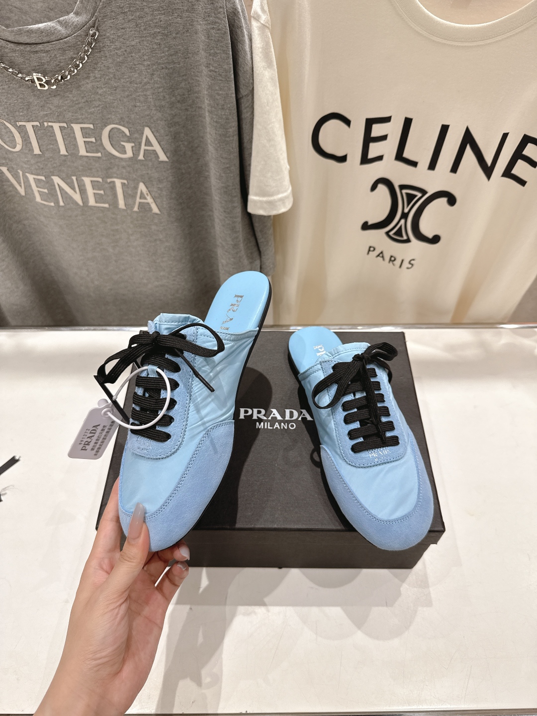高版本出厂  半托
  Prada*普拉达P家25ssfw～new新款绑带休闲鞋，低调奢华懒人鞋，富人的