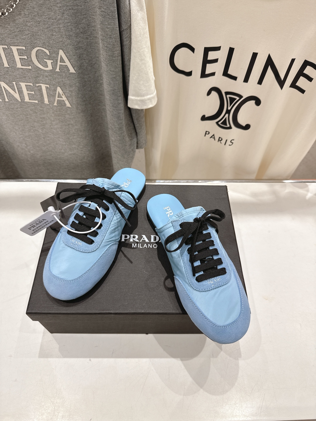 高版本出厂  半托
  Prada*普拉达P家25ssfw～new新款绑带休闲鞋，低调奢华懒人鞋，富人的