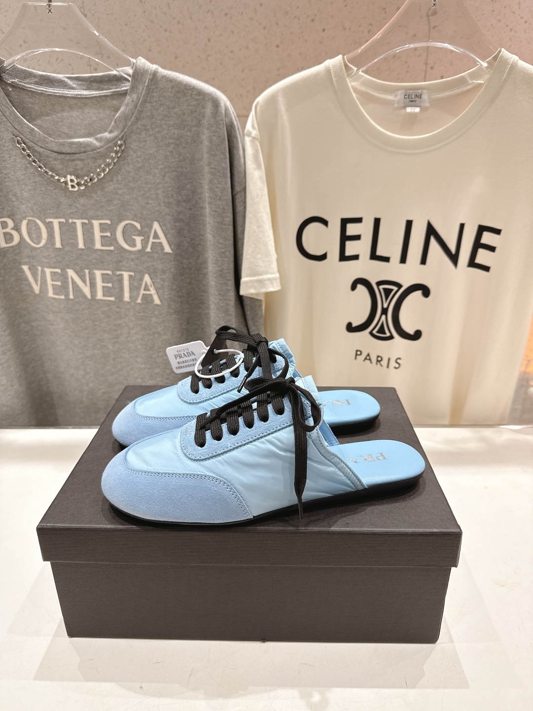 高版本出厂  半托
  Prada*普拉达P家25ssfw～new新款绑带休闲鞋，低调奢华懒人鞋，富人的