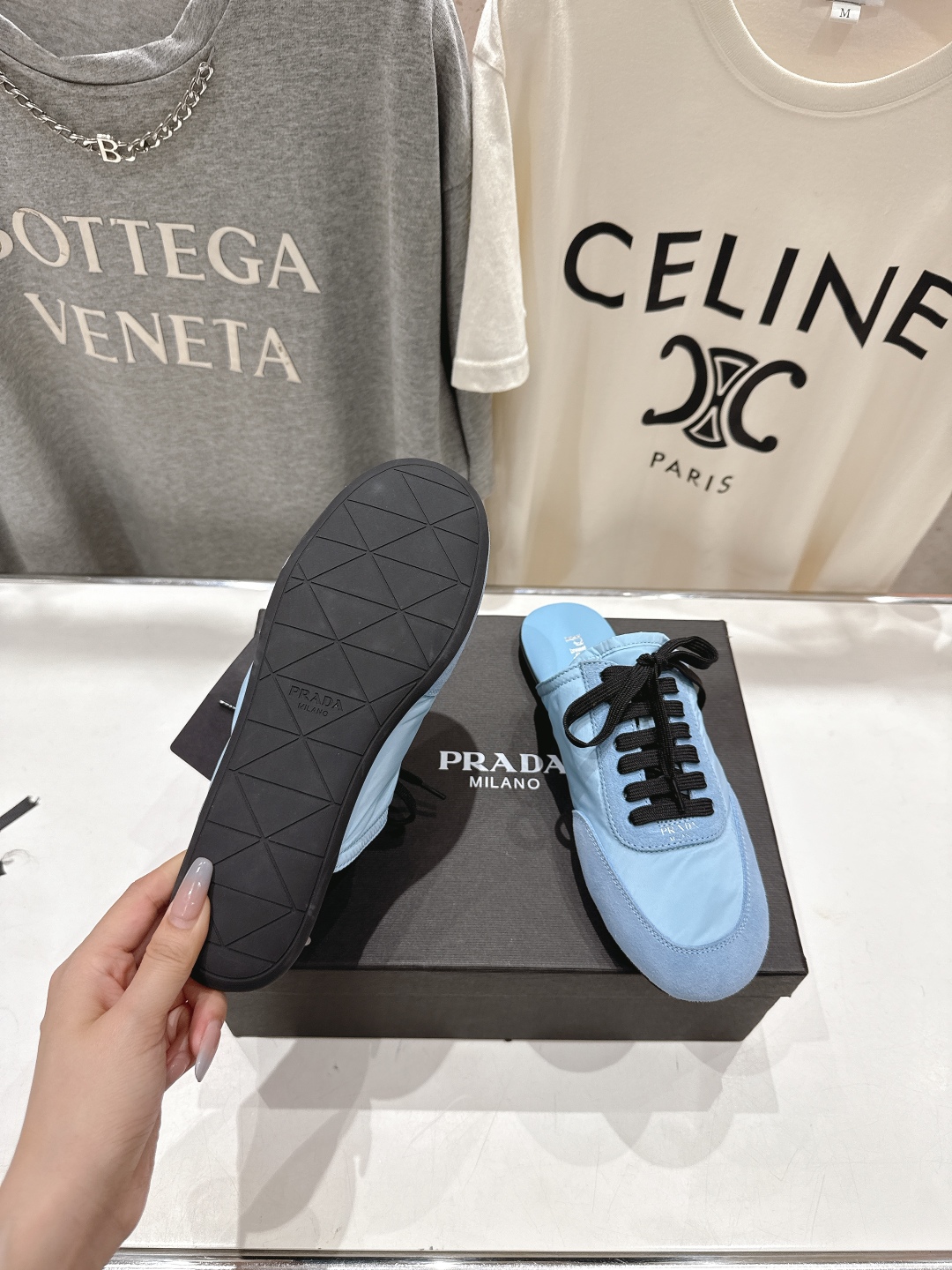 高版本出厂  半托
  Prada*普拉达P家25ssfw～new新款绑带休闲鞋，低调奢华懒人鞋，富人的