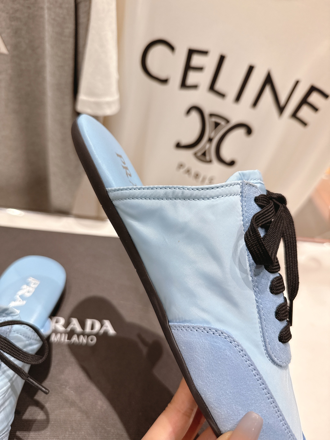 高版本出厂  半托
  Prada*普拉达P家25ssfw～new新款绑带休闲鞋，低调奢华懒人鞋，富人的