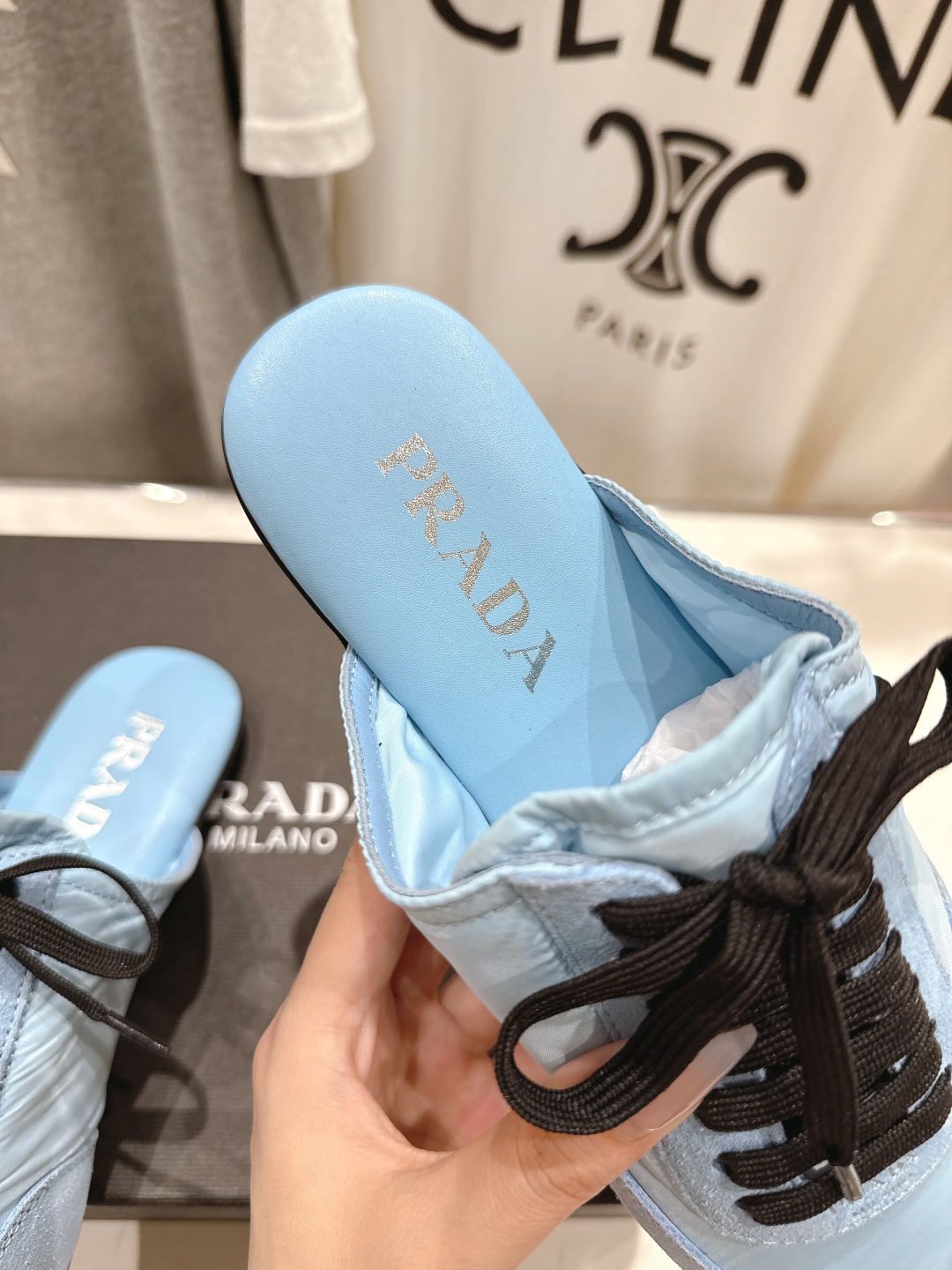 高版本出厂  半托
  Prada*普拉达P家25ssfw～new新款绑带休闲鞋，低调奢华懒人鞋，富人的