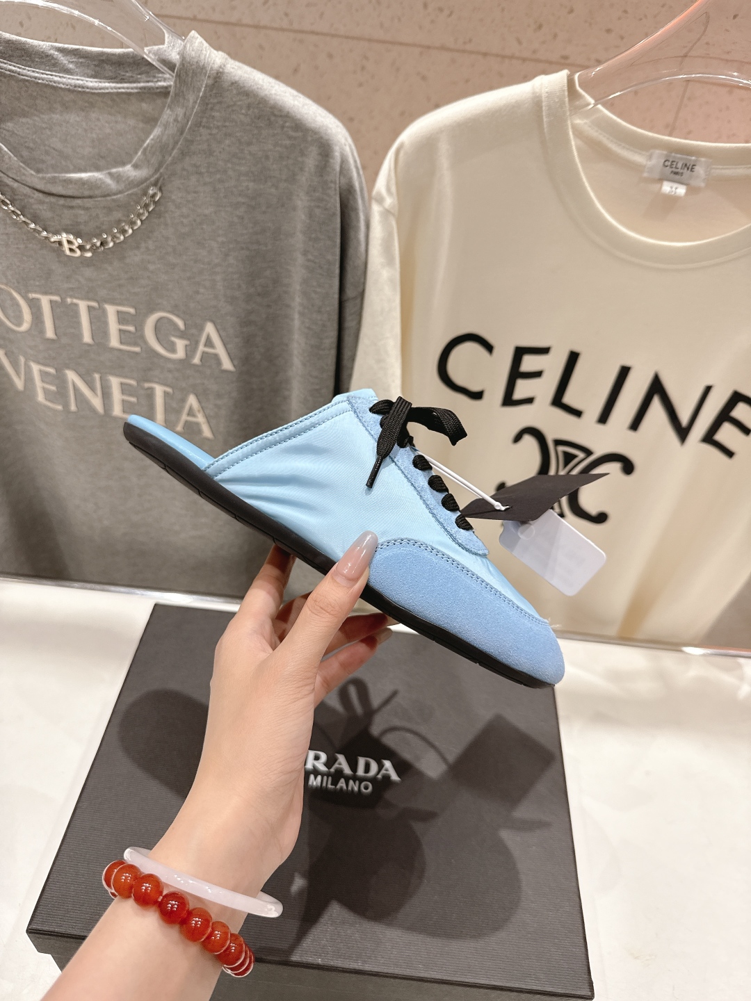 高版本出厂  半托
  Prada*普拉达P家25ssfw～new新款绑带休闲鞋，低调奢华懒人鞋，富人的