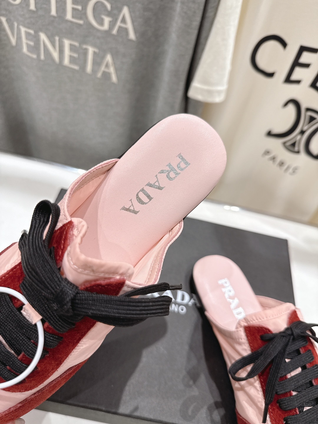 高版本出厂  半托
  Prada*普拉达P家25ssfw～new新款绑带休闲鞋，低调奢华懒人鞋，富人的