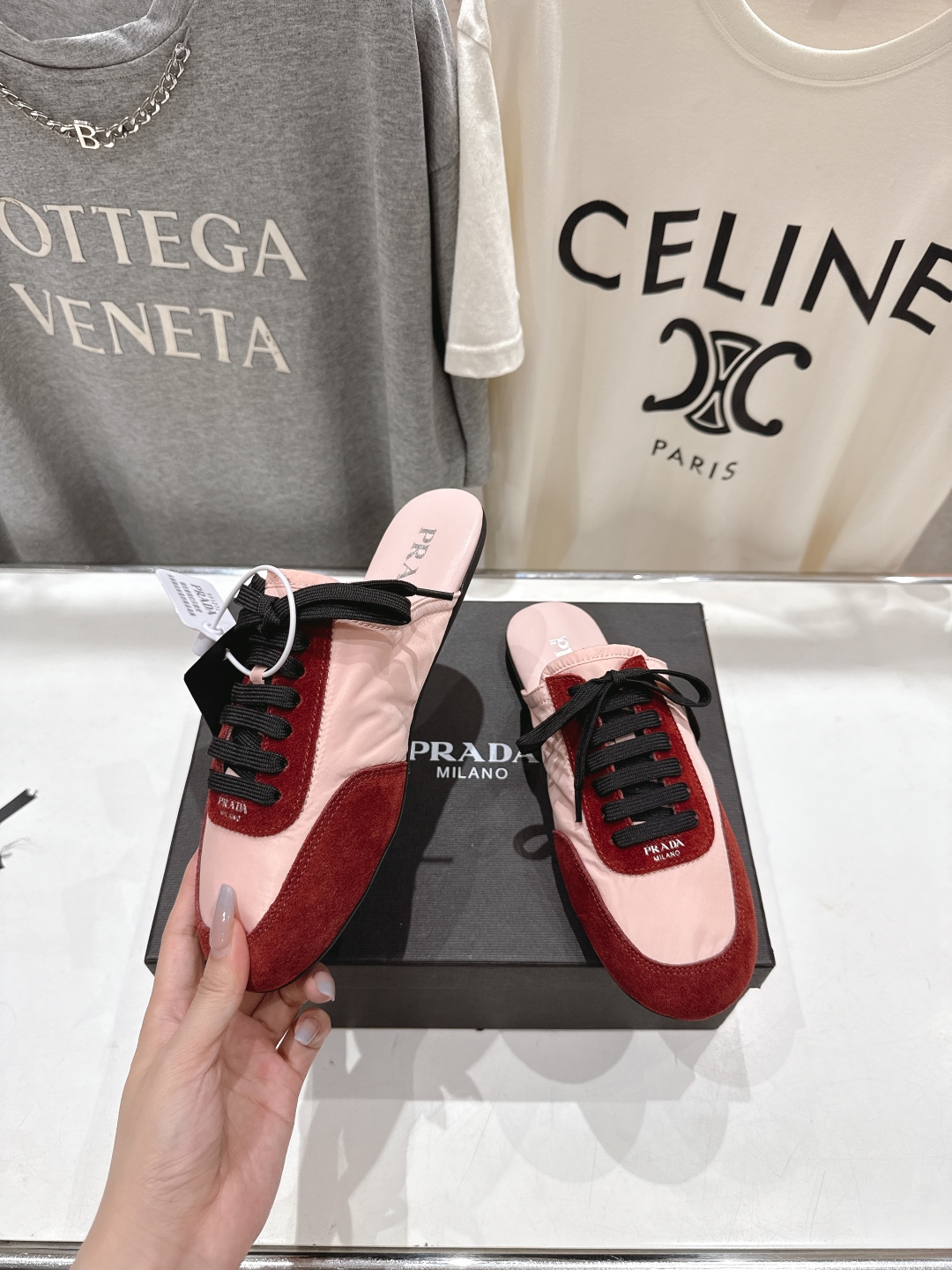 高版本出厂  半托
  Prada*普拉达P家25ssfw～new新款绑带休闲鞋，低调奢华懒人鞋，富人的