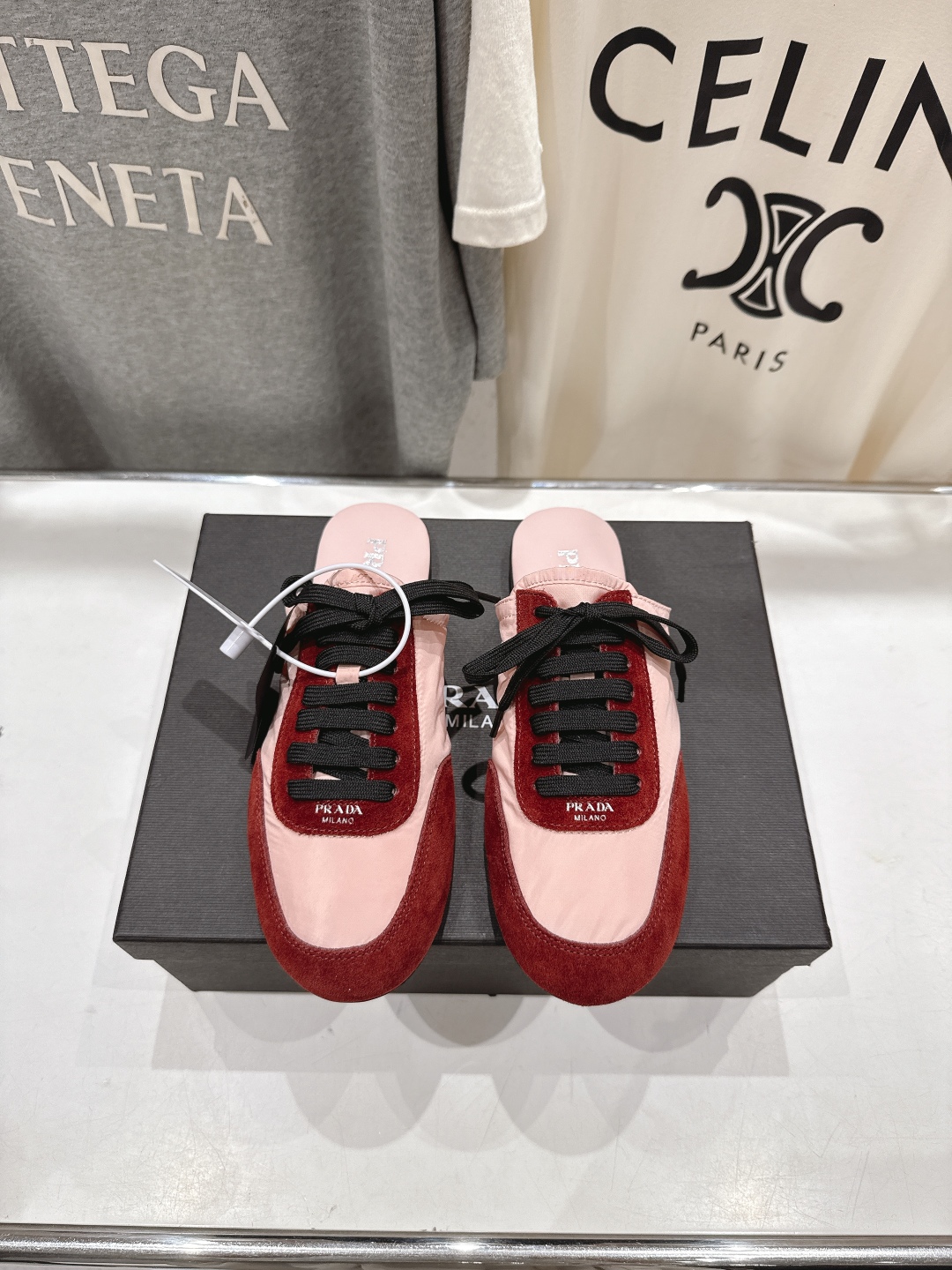 高版本出厂  半托
  Prada*普拉达P家25ssfw～new新款绑带休闲鞋，低调奢华懒人鞋，富人的