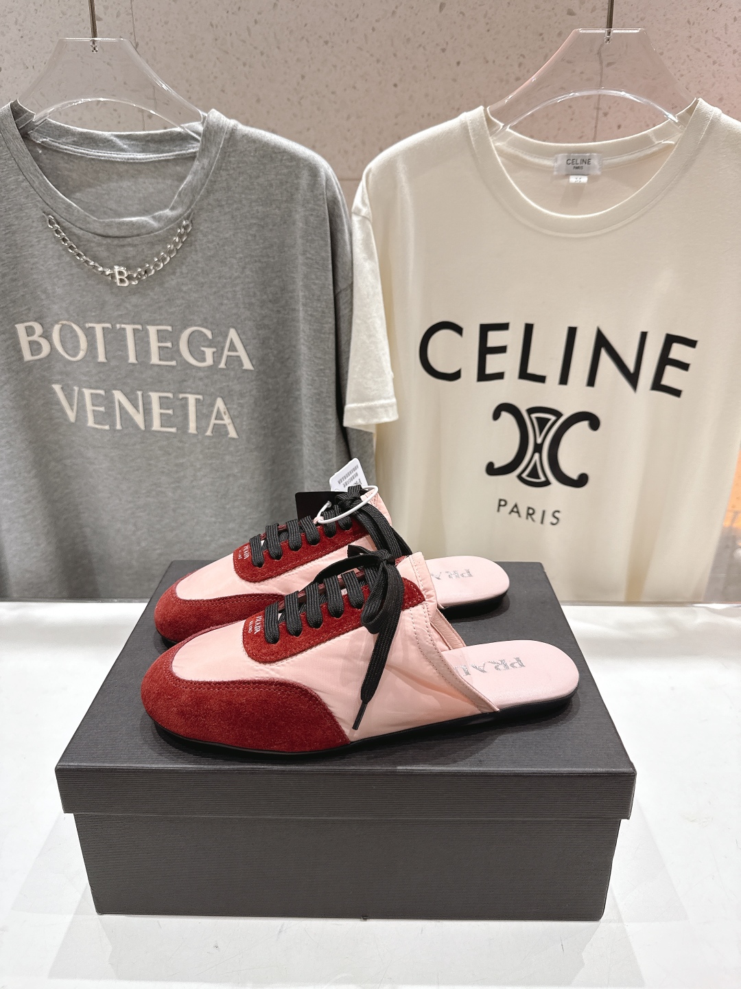 高版本出厂  半托
  Prada*普拉达P家25ssfw～new新款绑带休闲鞋，低调奢华懒人鞋，富人的