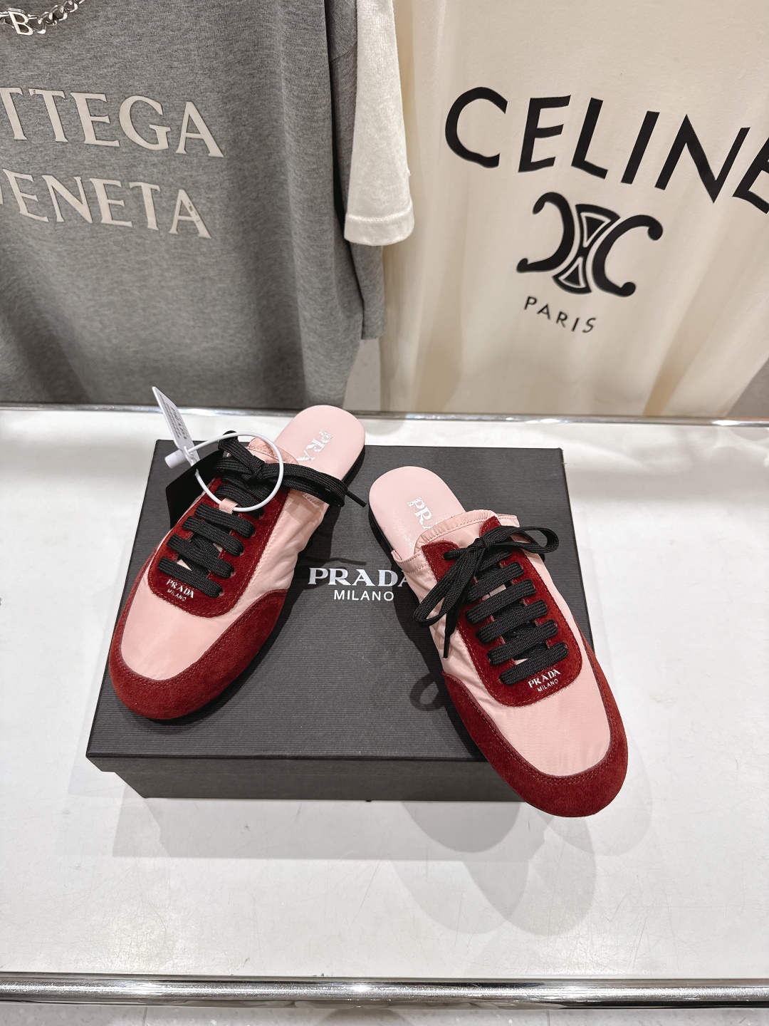 高版本出厂  半托
  Prada*普拉达P家25ssfw～new新款绑带休闲鞋，低调奢华懒人鞋，富人的