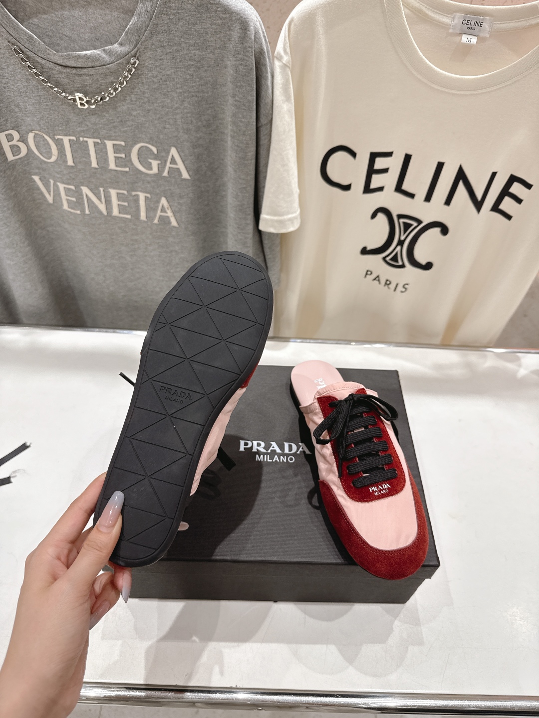 高版本出厂  半托
  Prada*普拉达P家25ssfw～new新款绑带休闲鞋，低调奢华懒人鞋，富人的