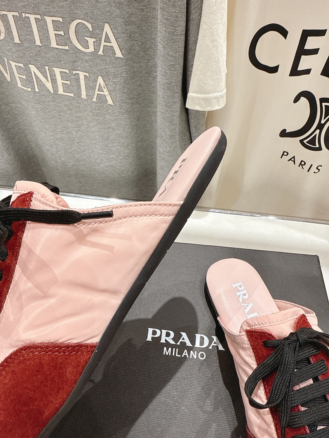 高版本出厂  半托
  Prada*普拉达P家25ssfw～new新款绑带休闲鞋，低调奢华懒人鞋，富人的