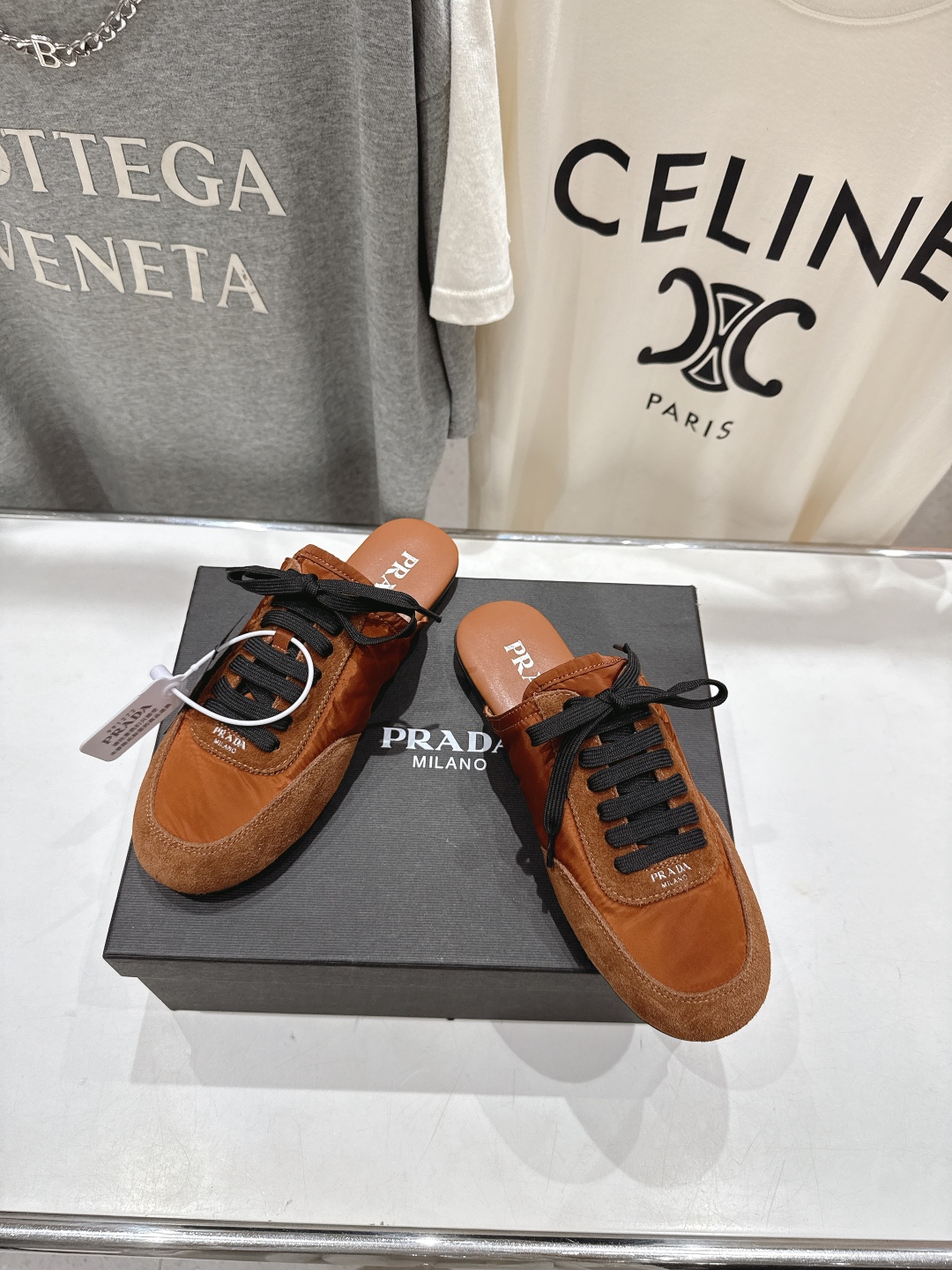 高版本出厂  半托
  Prada*普拉达P家25ssfw～new新款绑带休闲鞋，低调奢华懒人鞋，富人的
