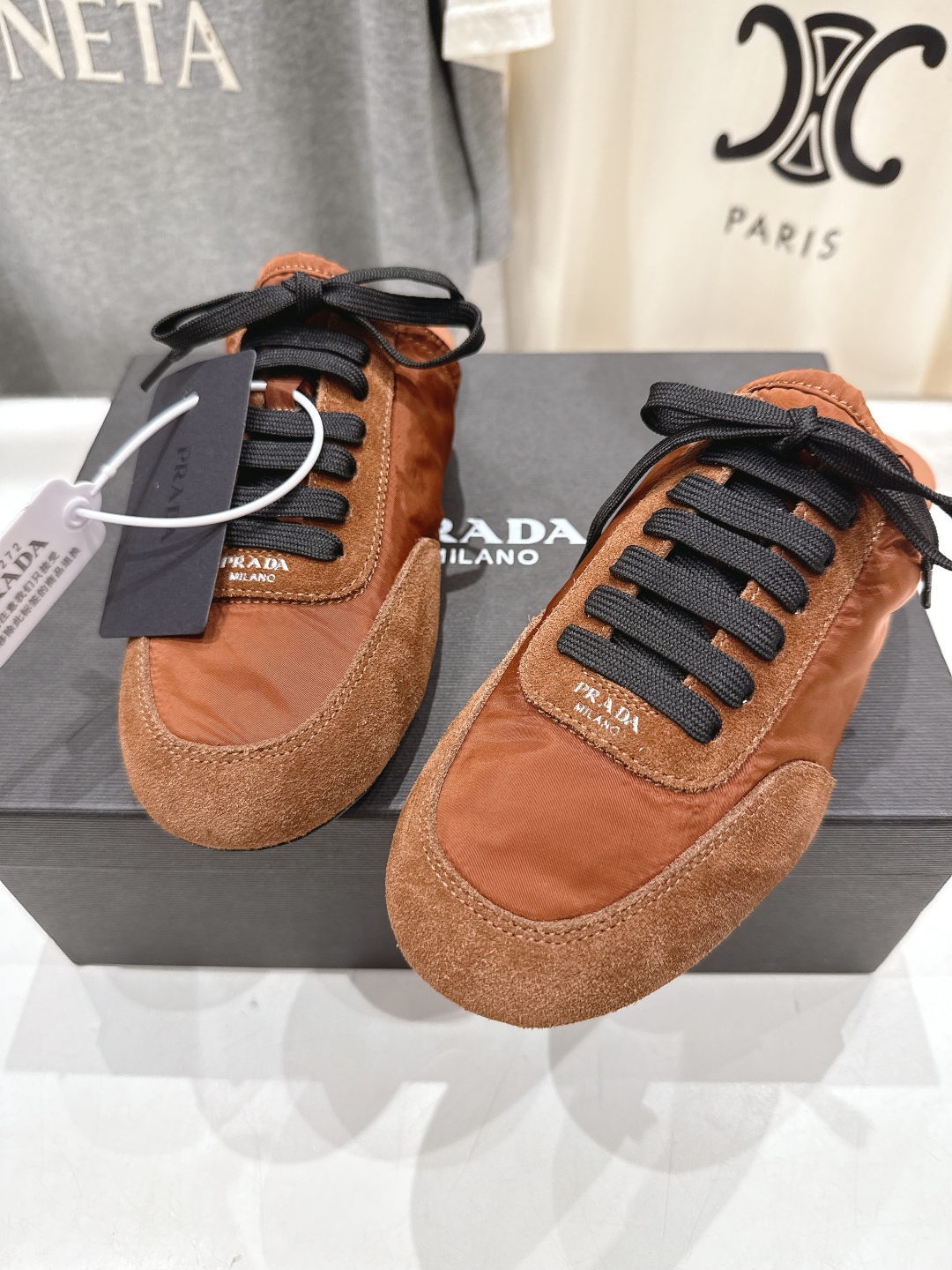 高版本出厂  半托
  Prada*普拉达P家25ssfw～new新款绑带休闲鞋，低调奢华懒人鞋，富人的