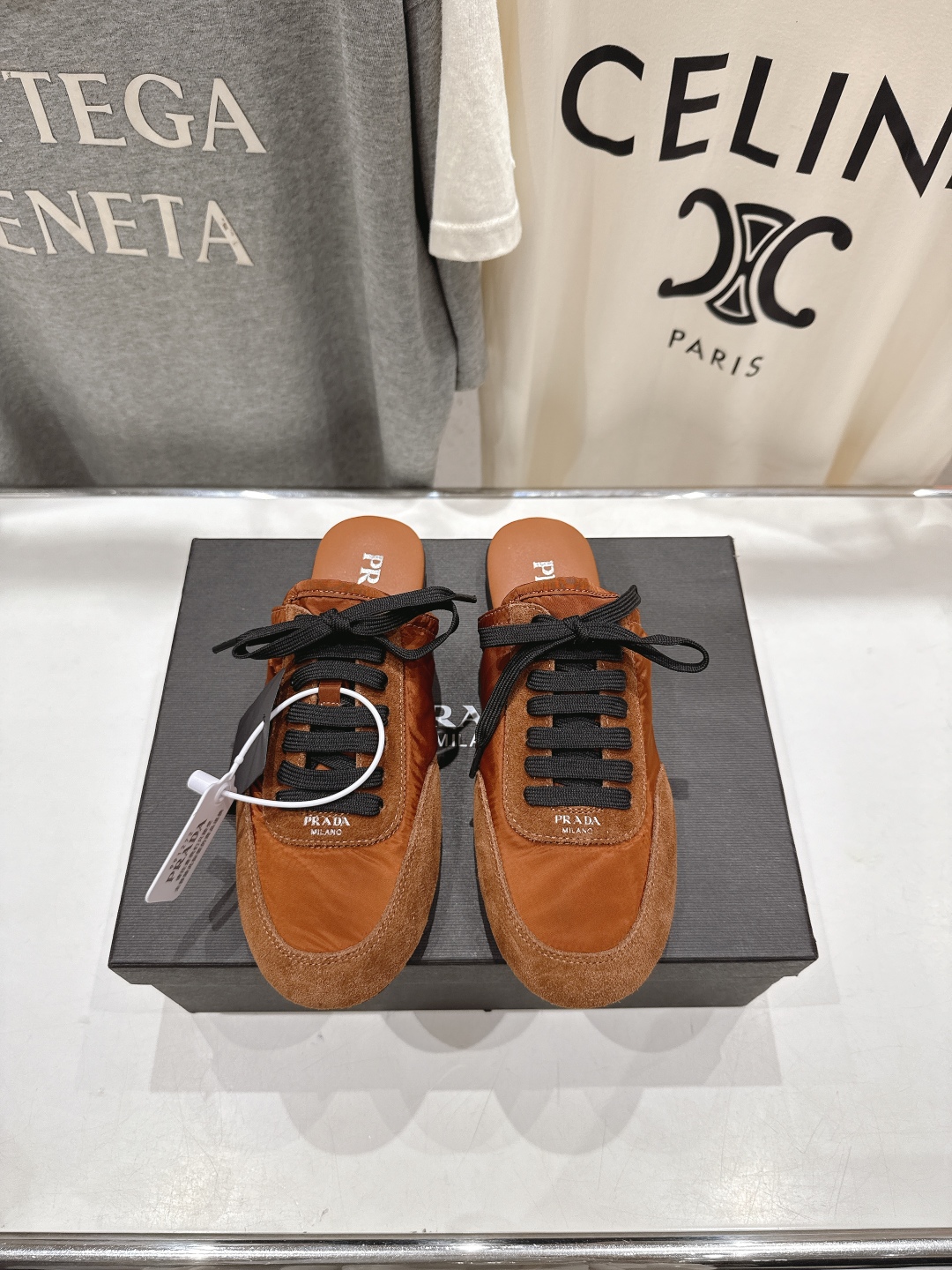 高版本出厂  半托
  Prada*普拉达P家25ssfw～new新款绑带休闲鞋，低调奢华懒人鞋，富人的