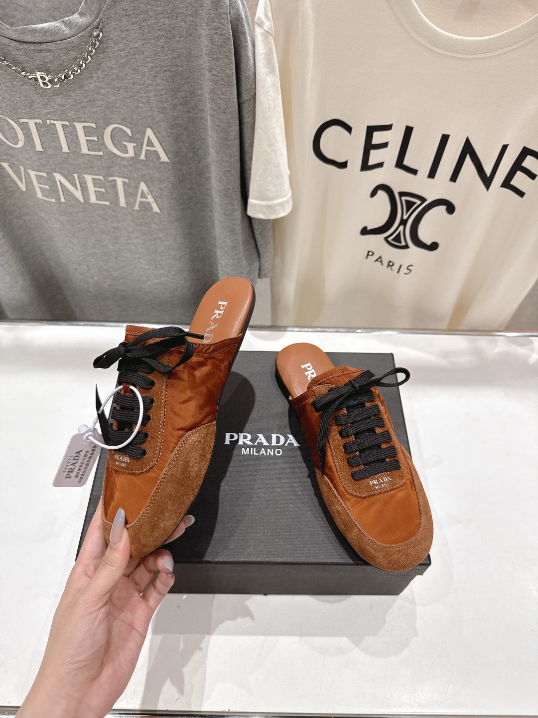 高版本出厂  半托
  Prada*普拉达P家25ssfw～new新款绑带休闲鞋，低调奢华懒人鞋，富人的