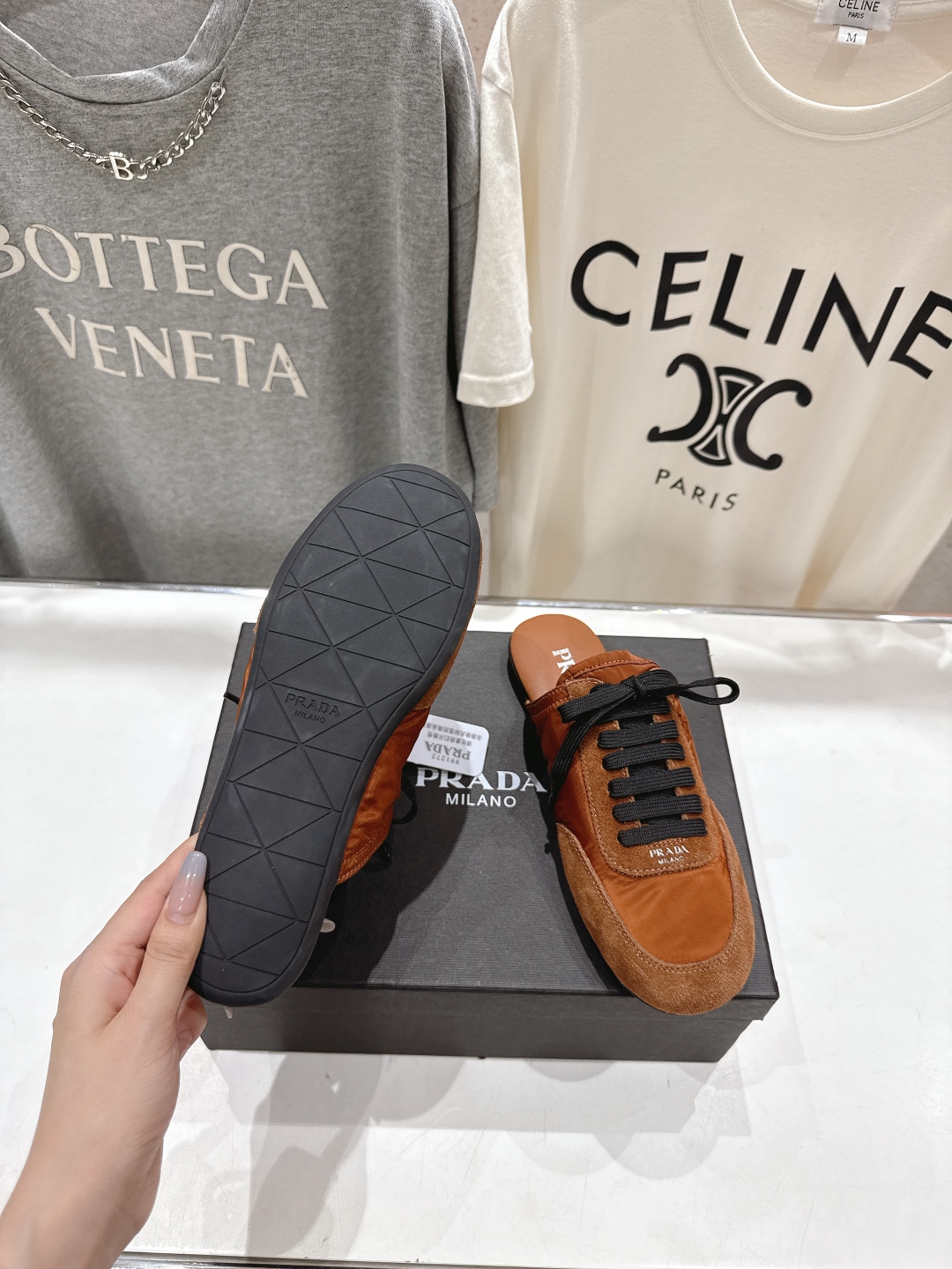 高版本出厂  半托
  Prada*普拉达P家25ssfw～new新款绑带休闲鞋，低调奢华懒人鞋，富人的