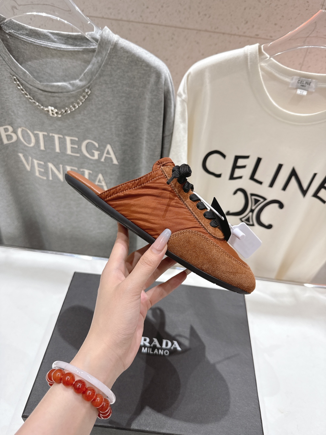 高版本出厂  半托
  Prada*普拉达P家25ssfw～new新款绑带休闲鞋，低调奢华懒人鞋，富人的