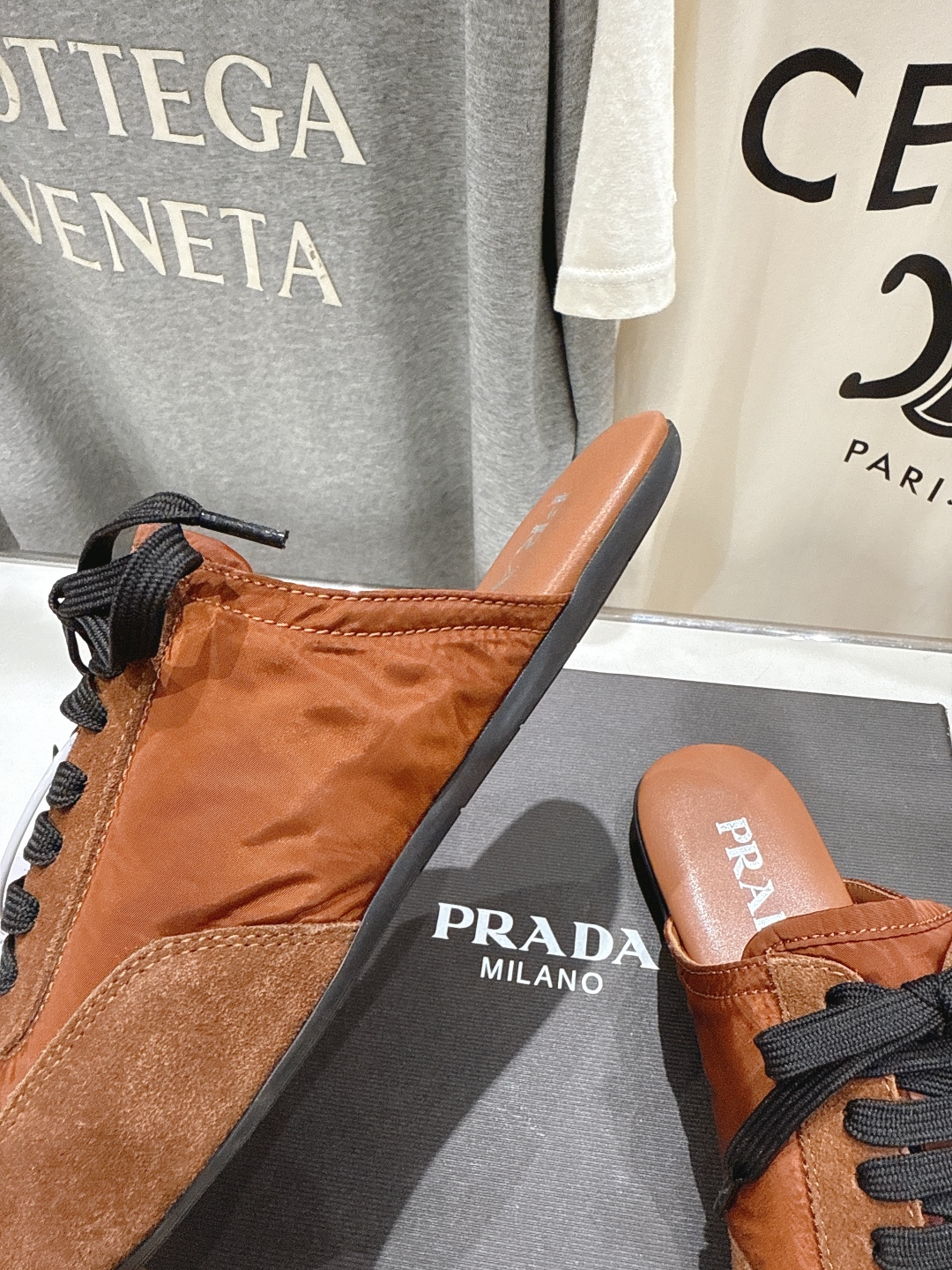 高版本出厂  半托
  Prada*普拉达P家25ssfw～new新款绑带休闲鞋，低调奢华懒人鞋，富人的